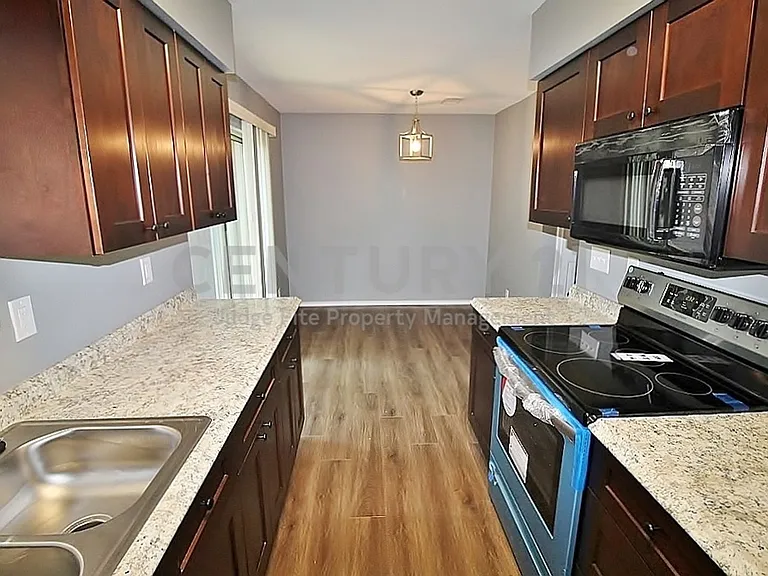 921 Cedar Ter — Photo 6