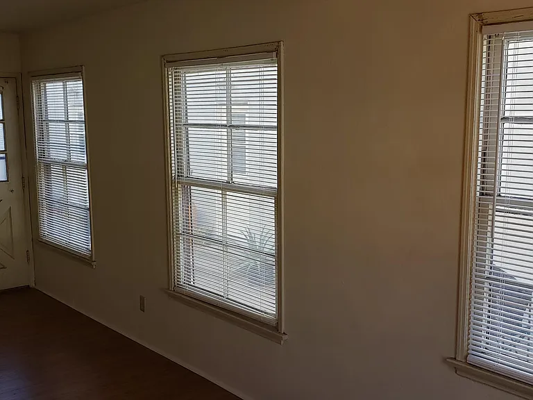 Windows on all 3 sides of unit. Abundance of light & ocean breezes.