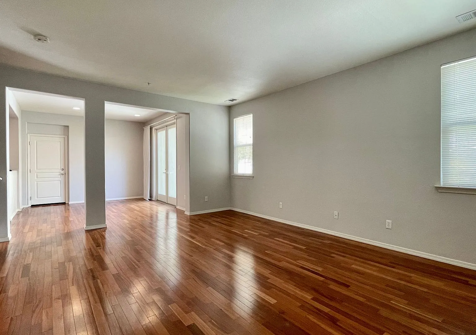 Beautifully Updated 3-Bedroom House with Patio in Broad Street Village — Photo 2