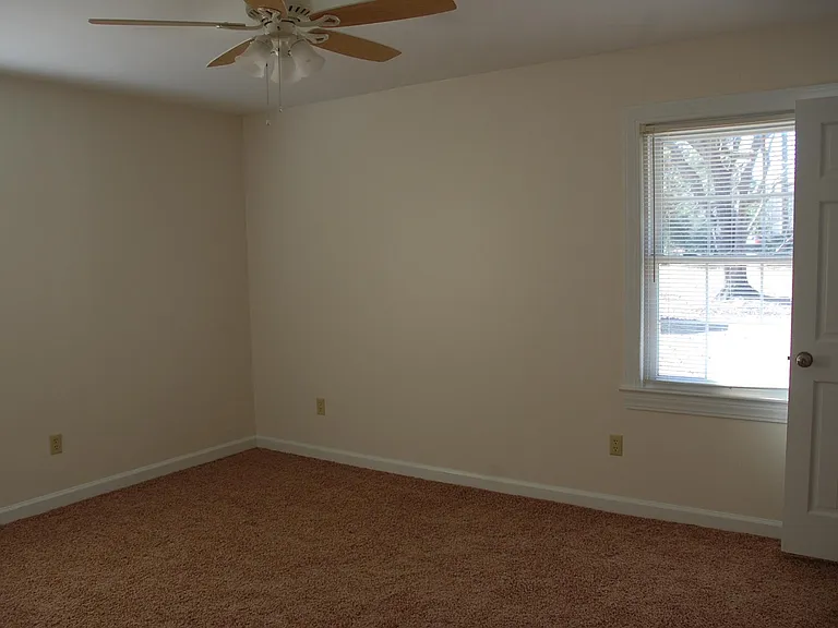104 Dorchester Ln — Photo 11