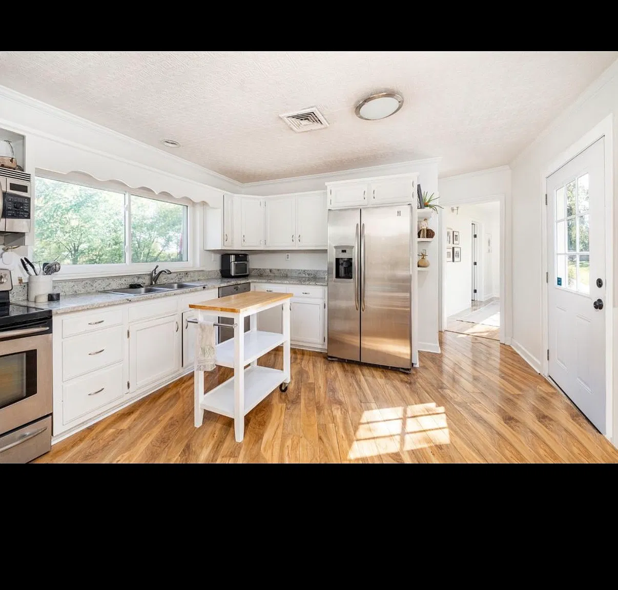 3 bed, 2021 sqft, $3,900 — Photo 4