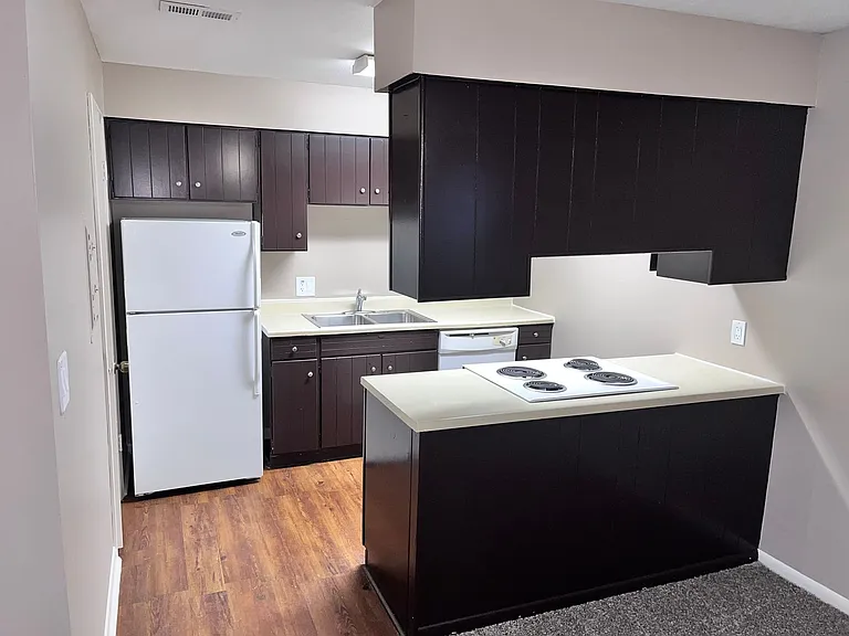 Bristol Square Apartments — Photo 226