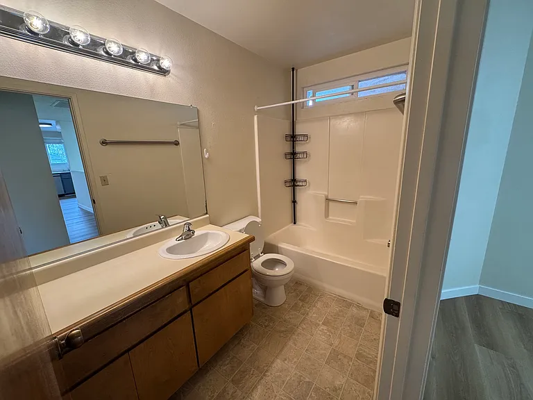 1348 Mentone Ave #C — Photo 5