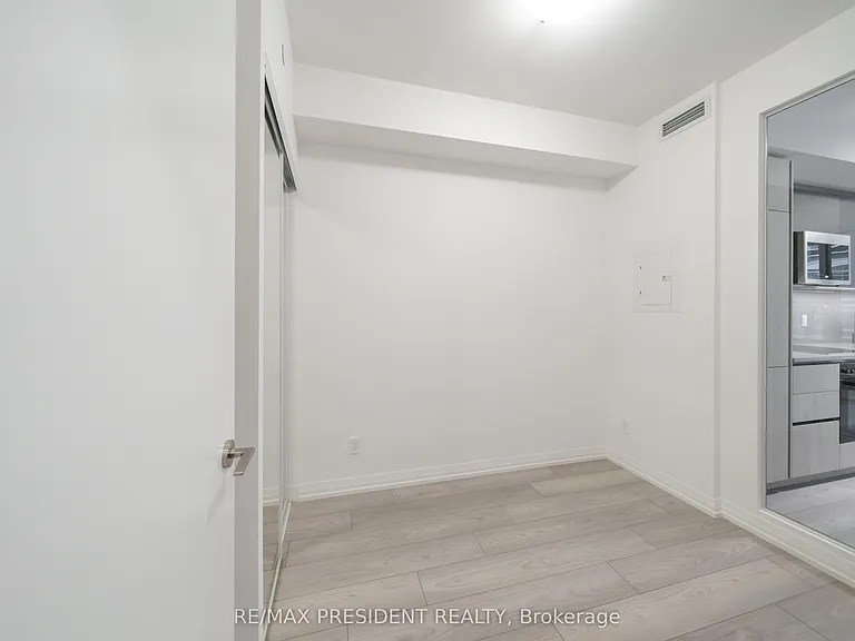 400 King St W #511 — Photo 17