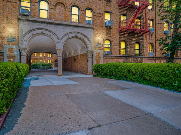 83-44 Lefferts Boulevard image 8 of 25