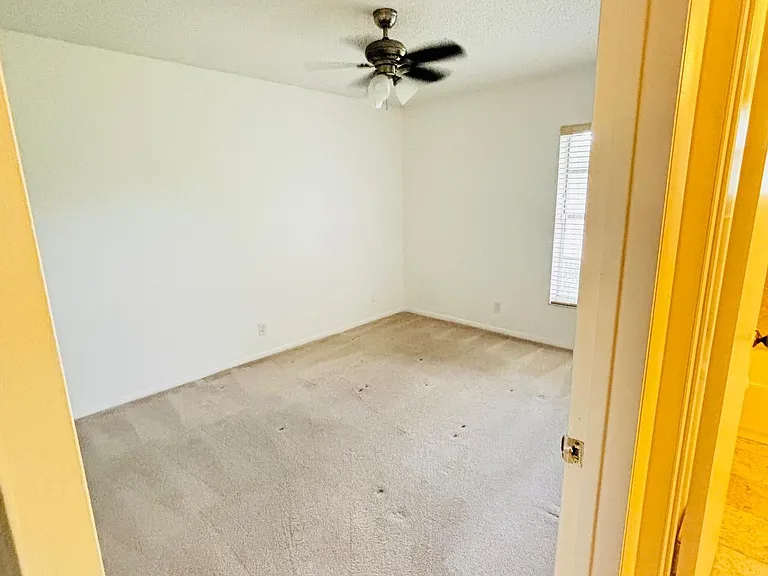 386 Bennington Ln — Photo 6