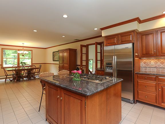 5th image of 820 Locke Ln