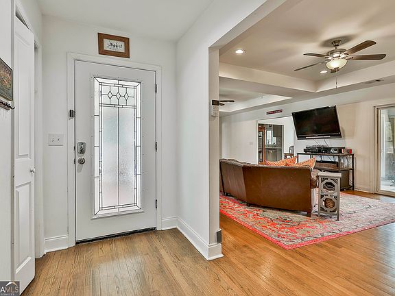 4th image of 36 E 2nd St