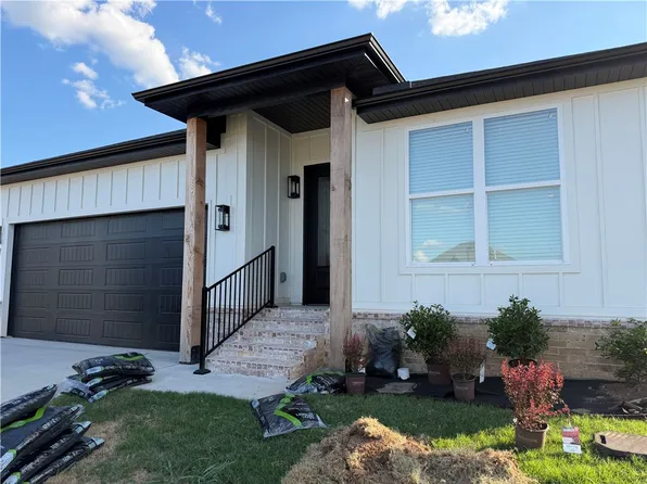 821 Pinnacle St, Prairie Grove, AR 72753