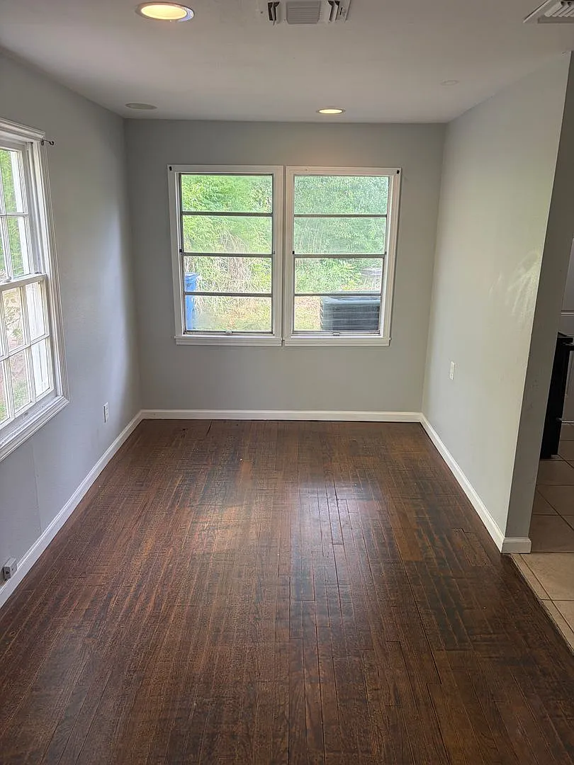 2 Bedroom Highland Apartment — Photo 3