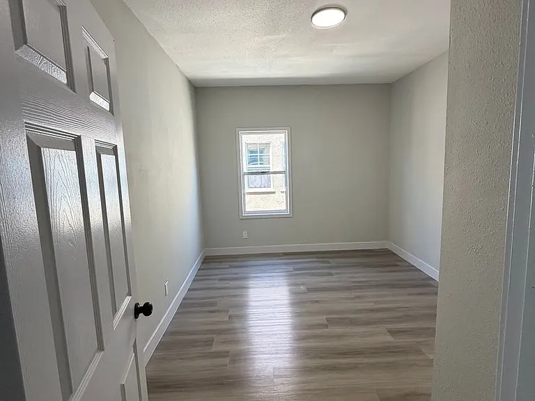 1044 W 42nd Pl — Photo 9