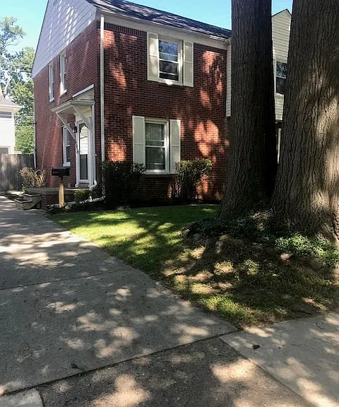 1405 E 4th St — Photo 2
