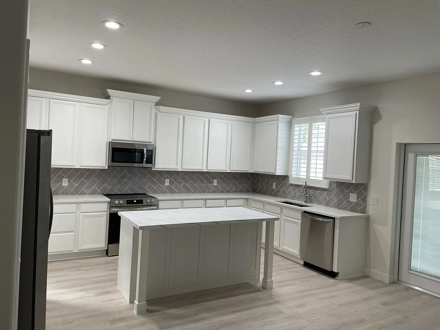 4 bed, 2.5 bath, 2435 sqft, $3,400 — Photo 2