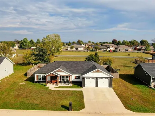 2706M Town Dr, Mountain Grove, MO 65711