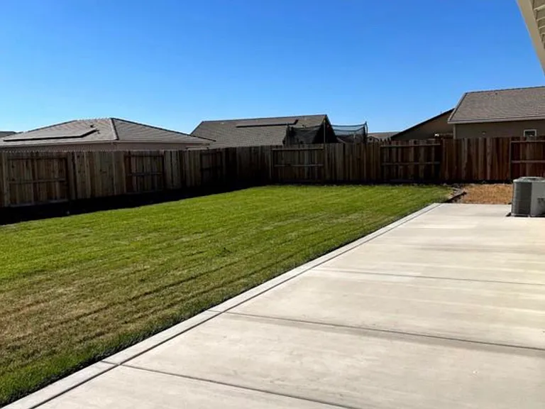 1784 Royal Ct — Photo 3