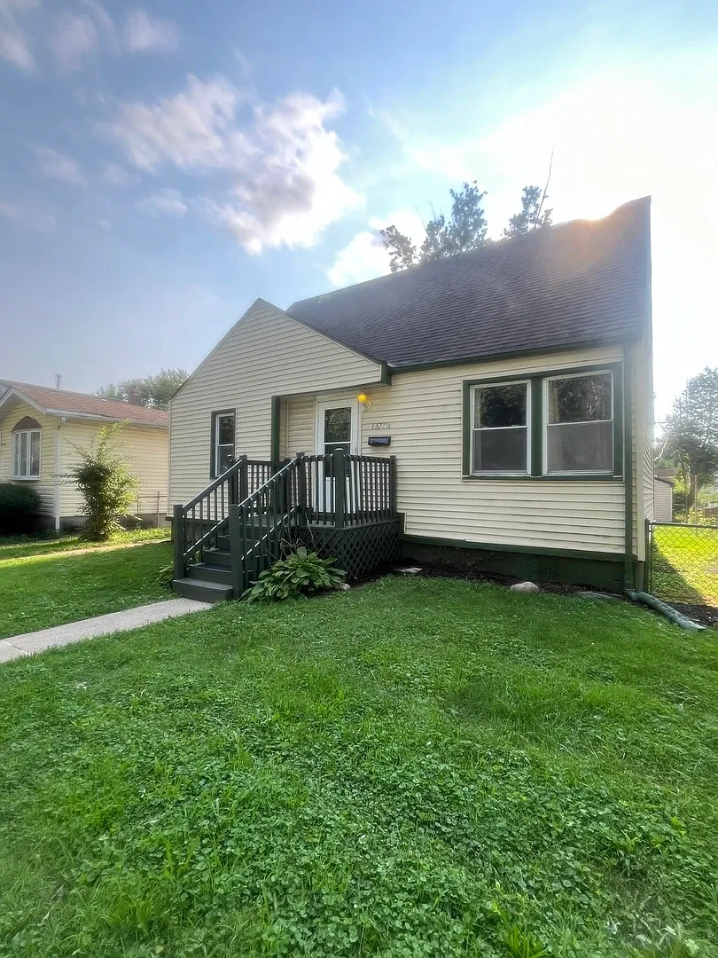 4 bed, $2,500 — Photo 2