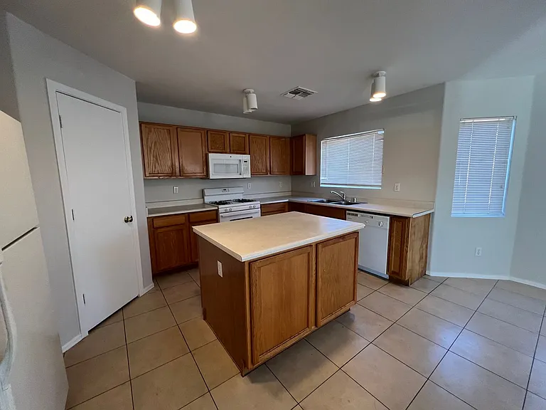 12410 W Pershing St — Photo 6