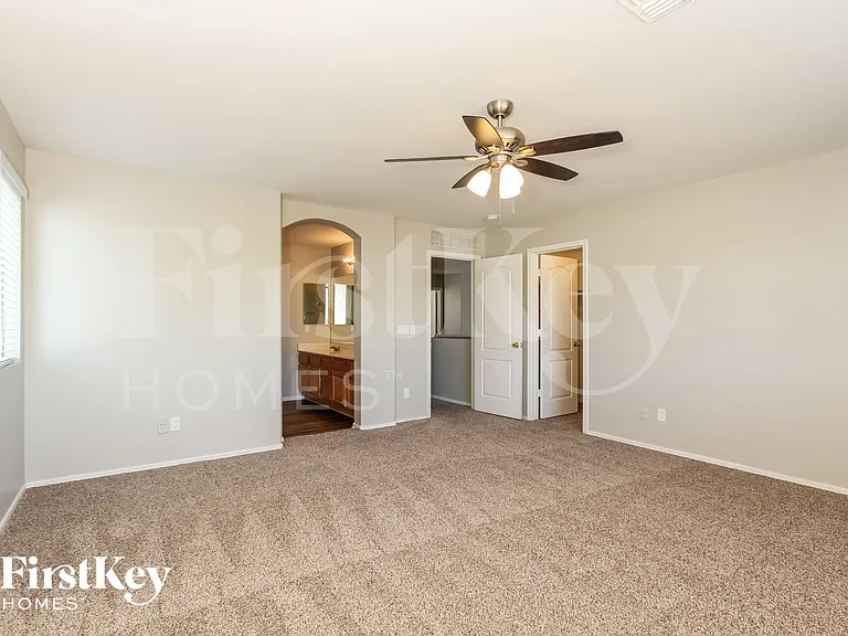 6724 S 49th Dr — Photo 5