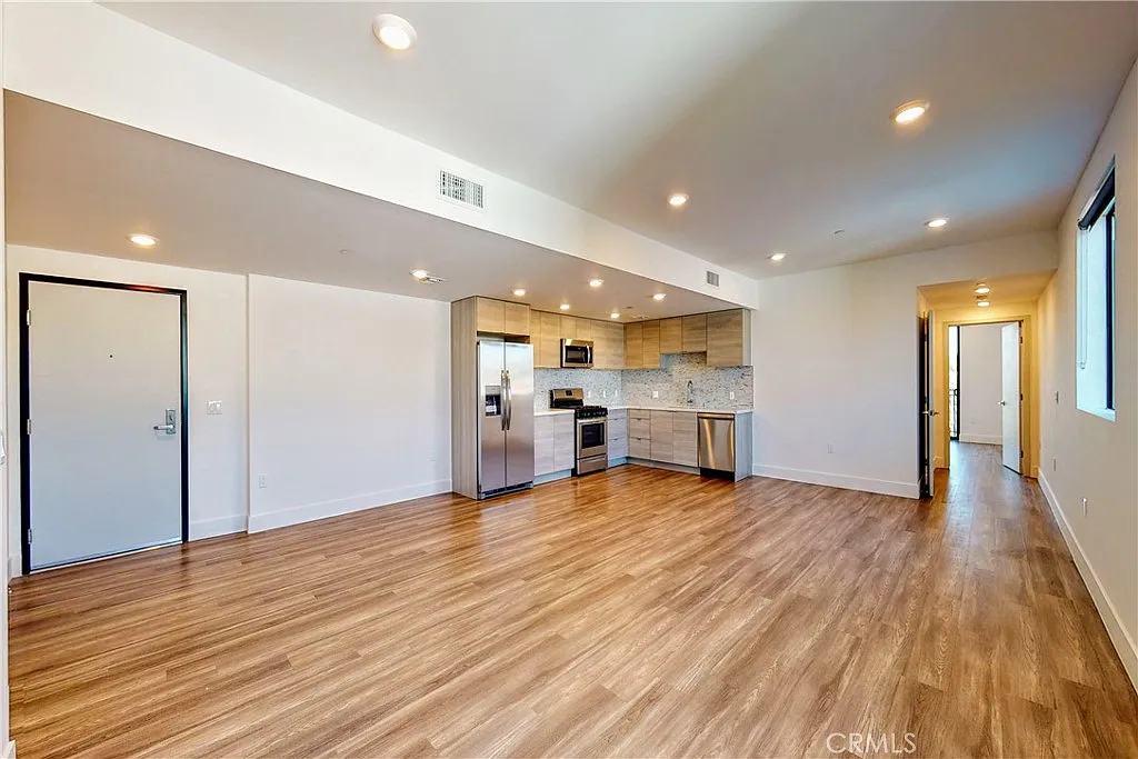 3 bed, 1650 sqft, $4,995 — Photo 3