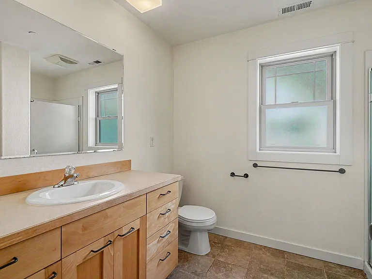 2060 John St S — Photo 28