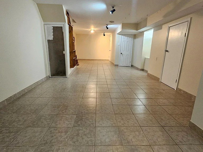 130 Rockland Ave — Photo 18