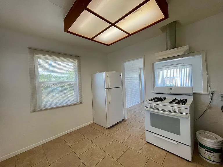 Beautiful 2 bedroom 1 bathroom with a private yard in the heart of El Cajon — Photo 8