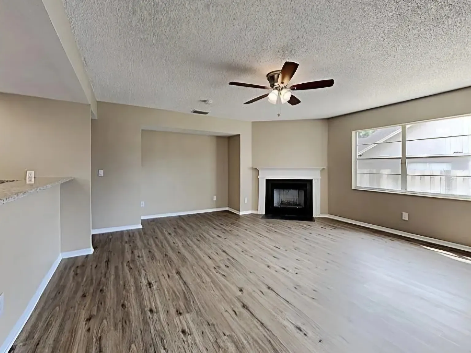 4 bed, 2.5 bath, 2668 sqft, $3,200 — Photo 2