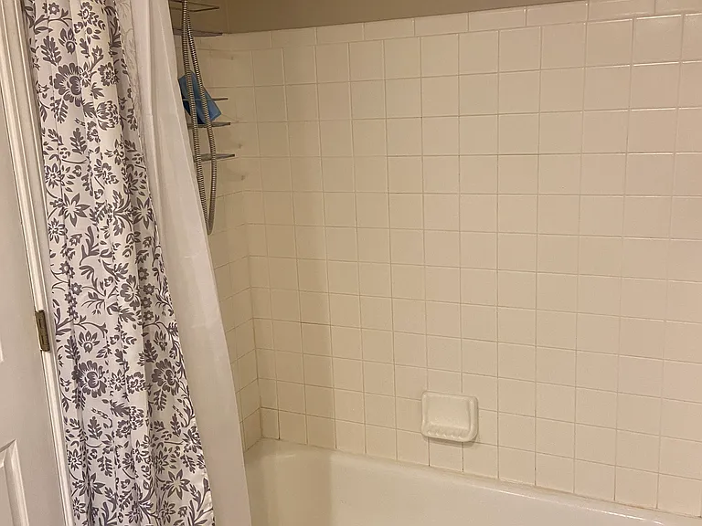 Upstairs 2nd bathroom tub/shower