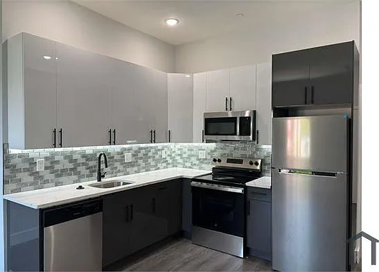 3 bed, 900 sqft, $1,990 — Photo 2