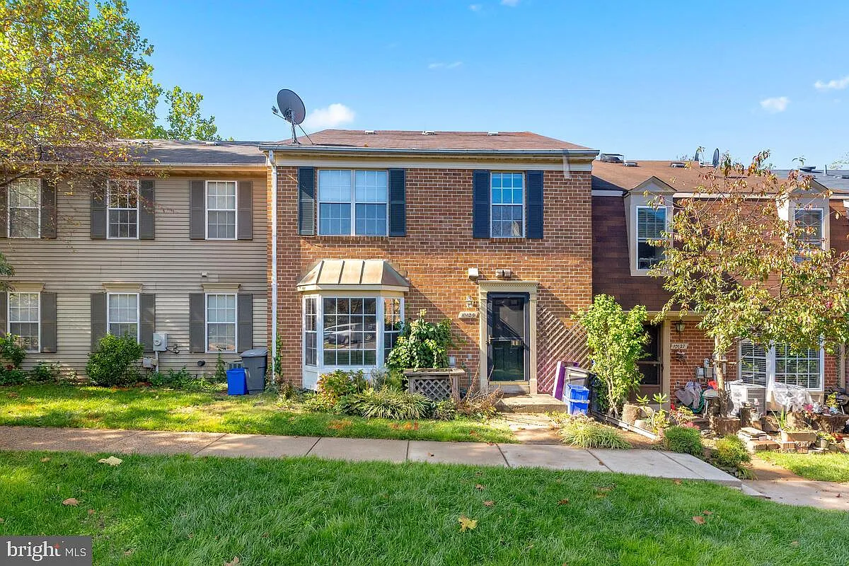 2 bed, 1.5 bath, 966 sqft, $2,400 — Photo 1