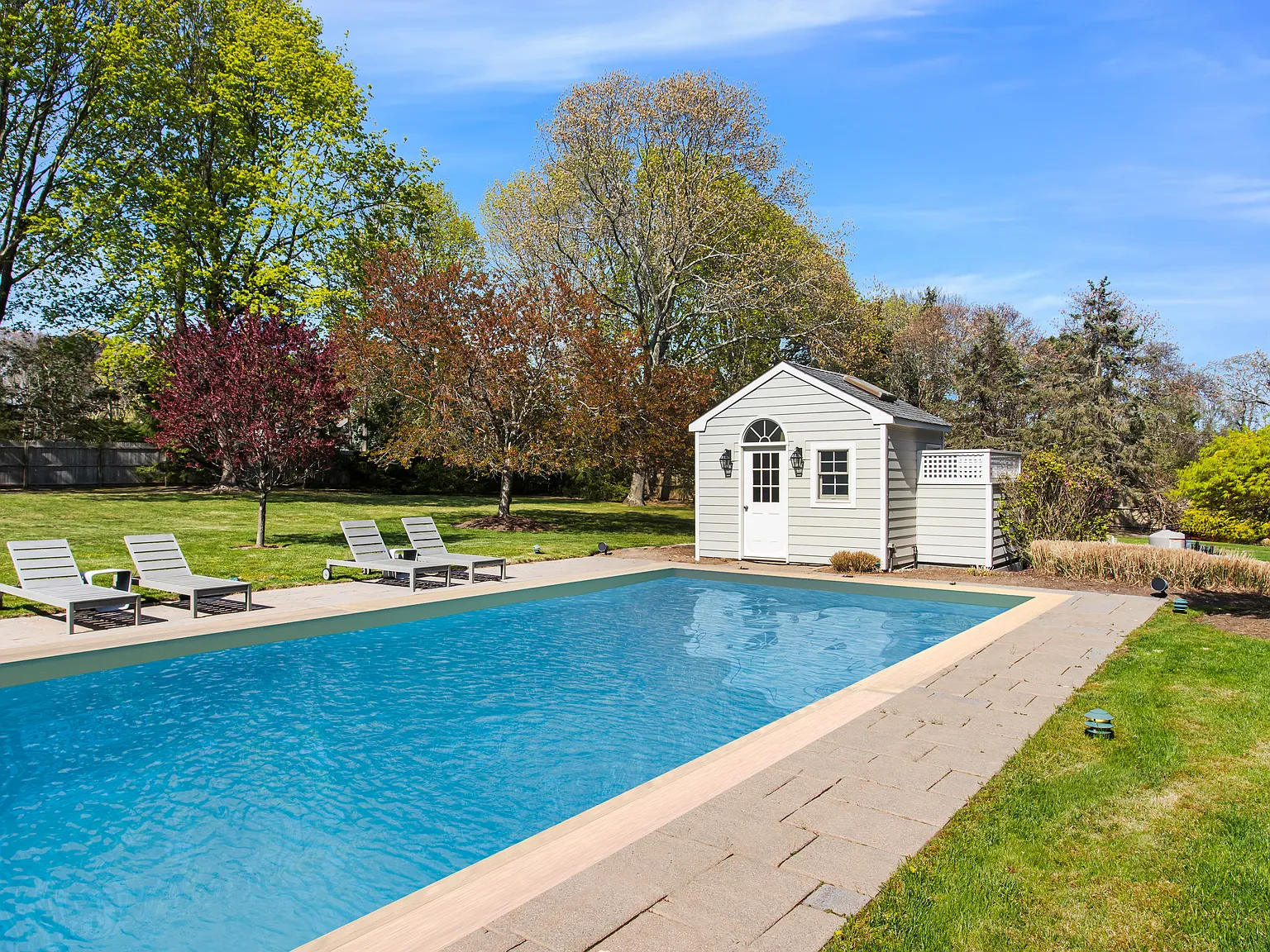 Gorgeous professionally decorated home in a prime prime location — Photo 4