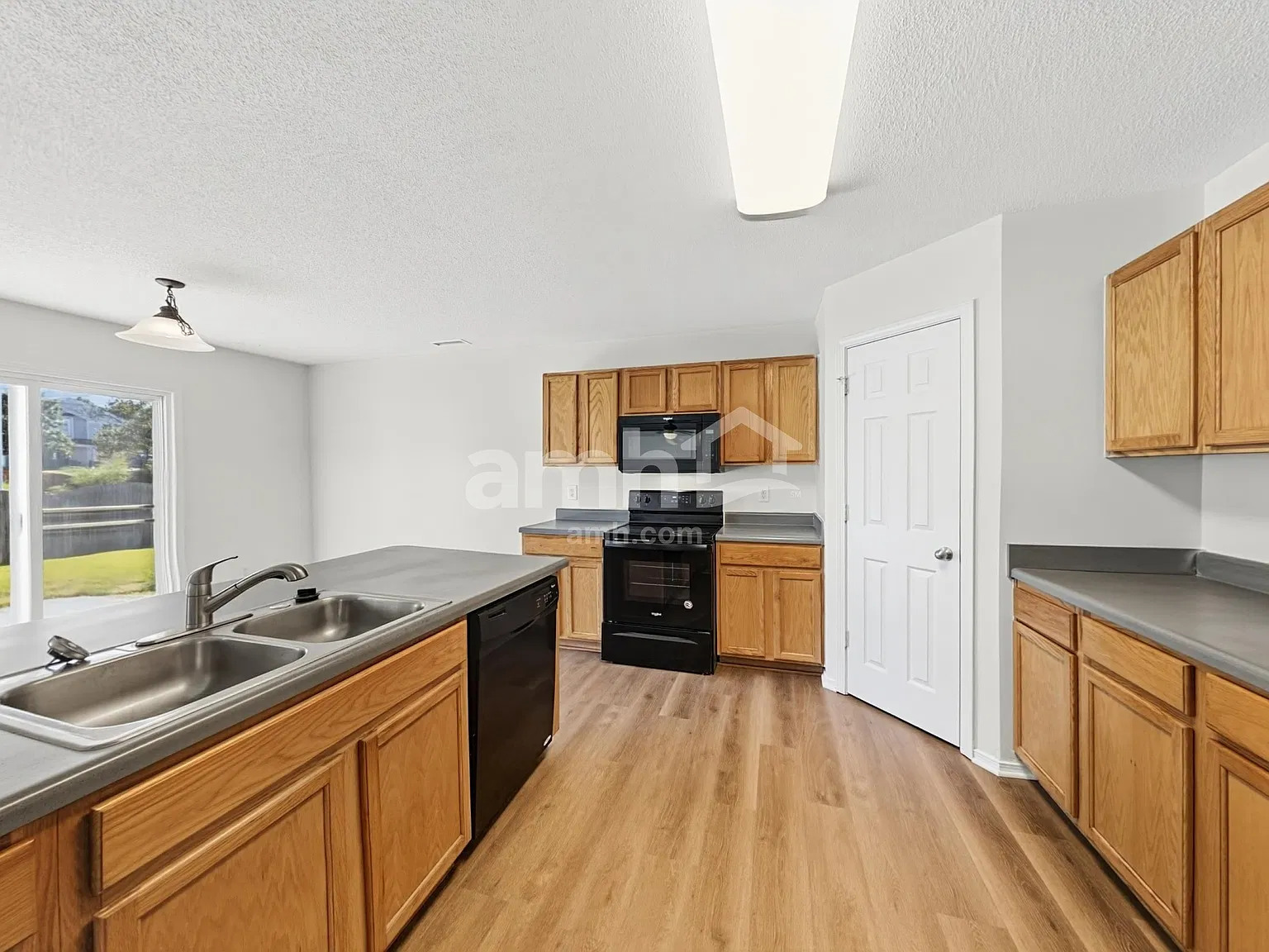 4 bed, 3.0 bath, 2340 sqft, $2,285 — Photo 3