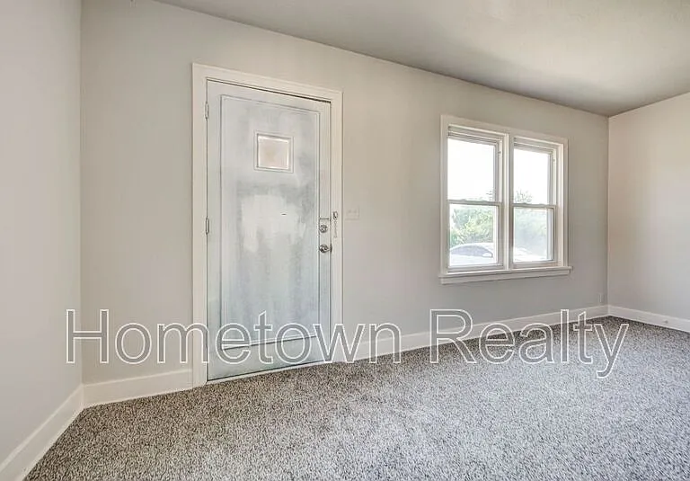 527 W Dill St — Photo 4
