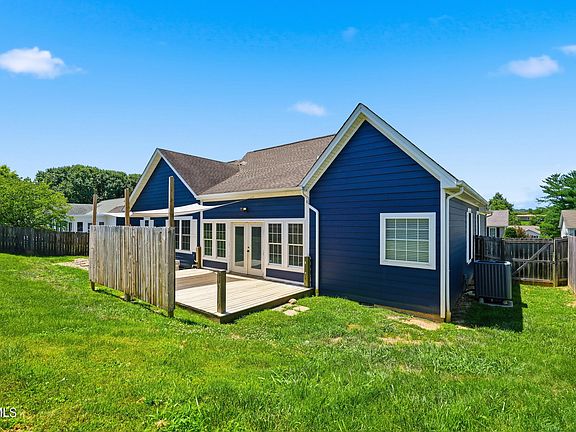 4th image of 121 Violet Ln
