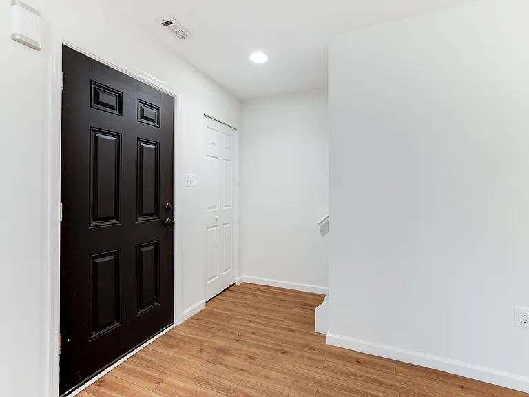 1379 Northgate Sq — Photo 4