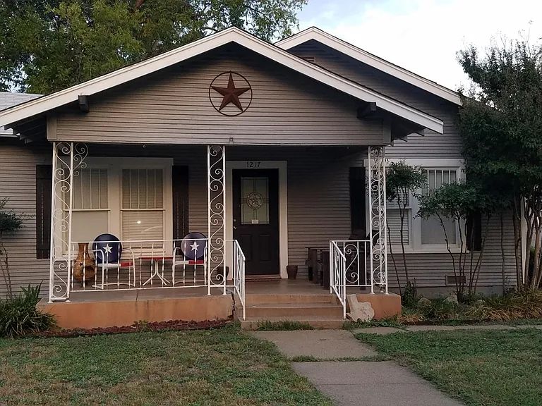 1217 Peach St — Photo 1