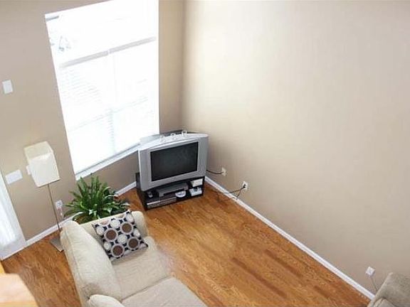 3rd image of 8390 Hickory Overlook