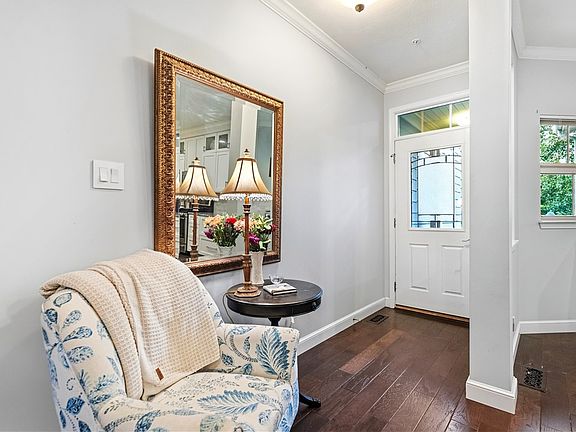 4th image of 2041 Connecticut Ln