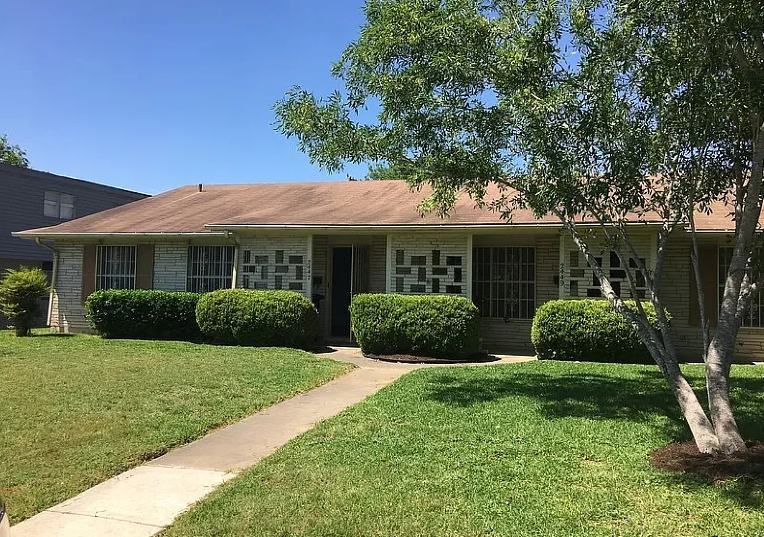 Must See! 2 Bedroom / 1 Bath Home South Side Lions Park! — Photo 2