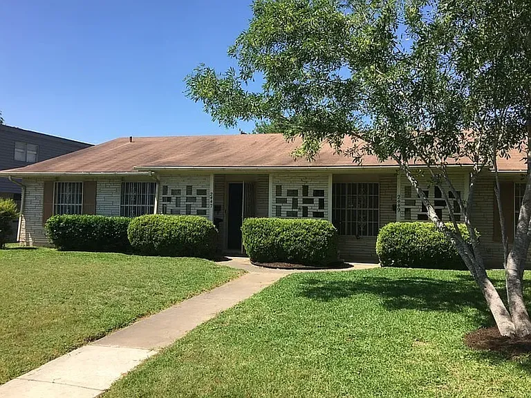 2447 Hiawatha St — Photo 2