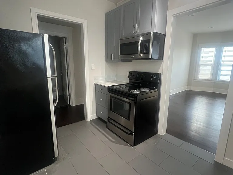 Great Location with Full Washer and Dryer in Unit and Full Kitchen! — Photo 9