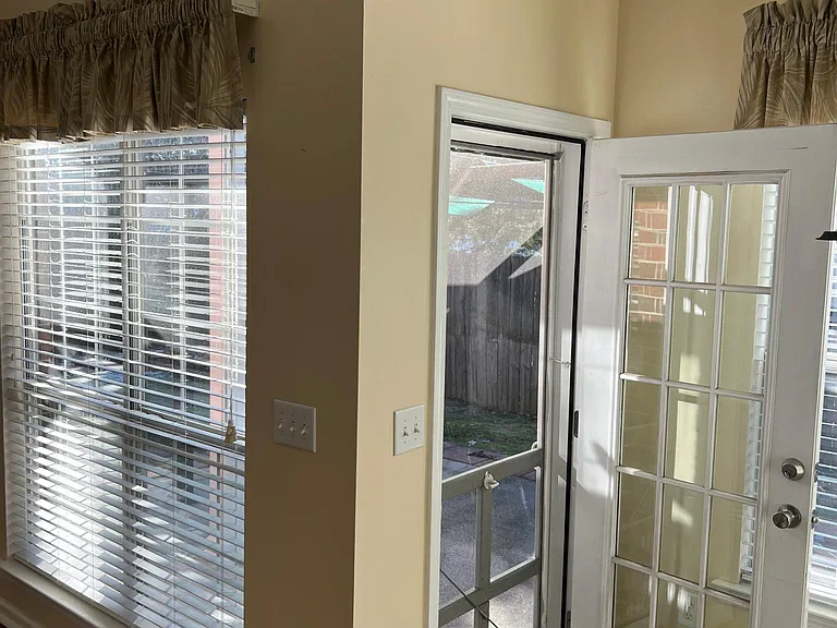 Screen door to back covered patio.