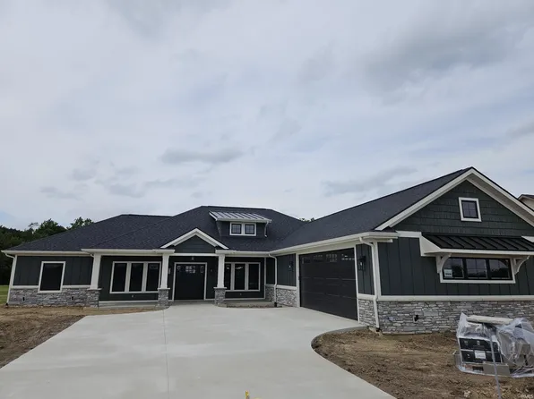 2008 Golfview Dr, Auburn, IN 46706