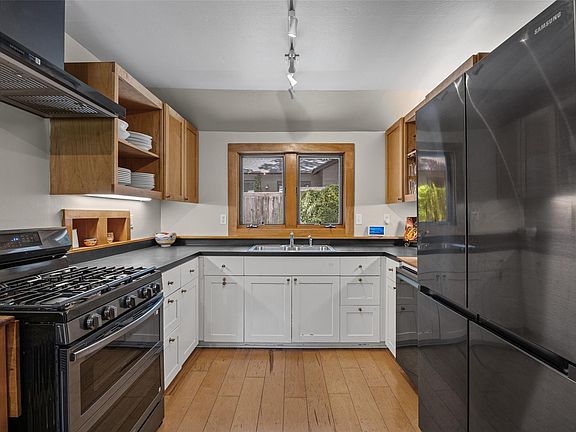4th image of 4408 Barrow Ave