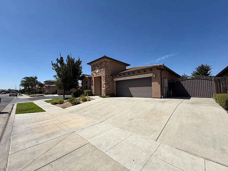 5867 E Laurite Ave — Photo 2