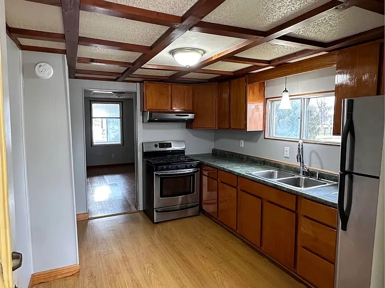 682 Ford Ave — Photo 4