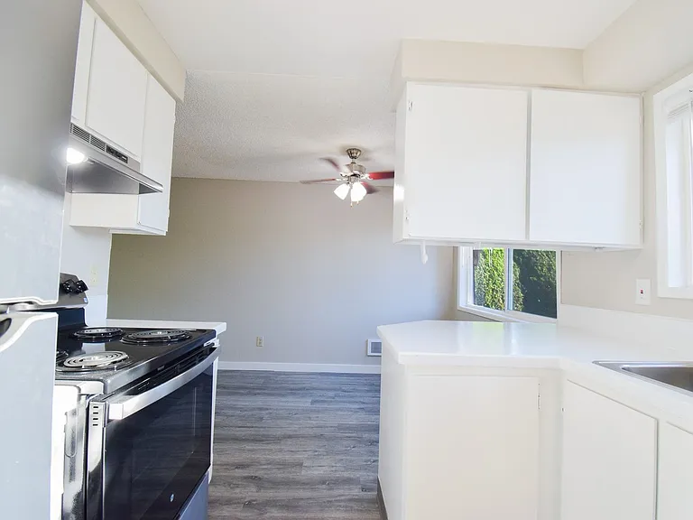 Newly Updated Single Level 2 Bedroom Apt in SE Portland! — Photo 5