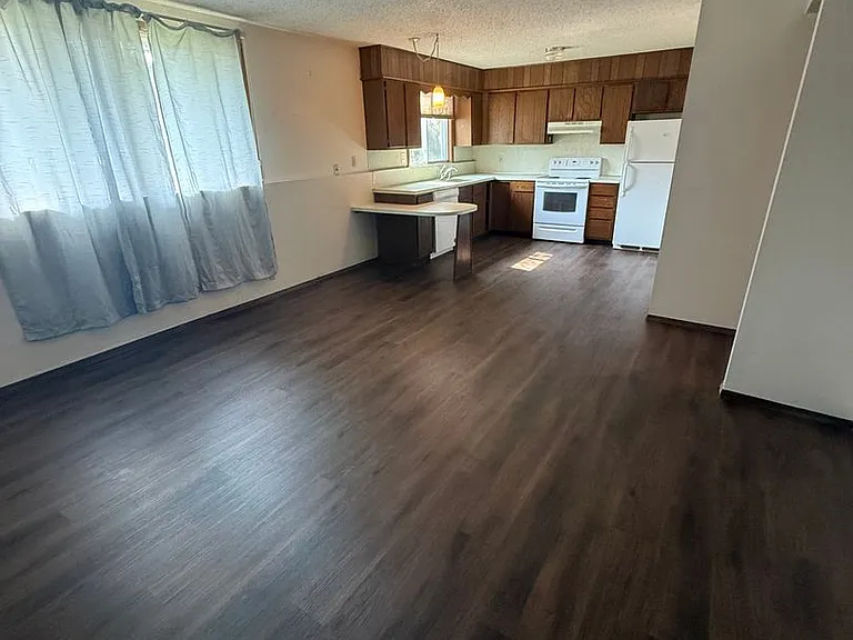 515 N Ash St — Photo 2