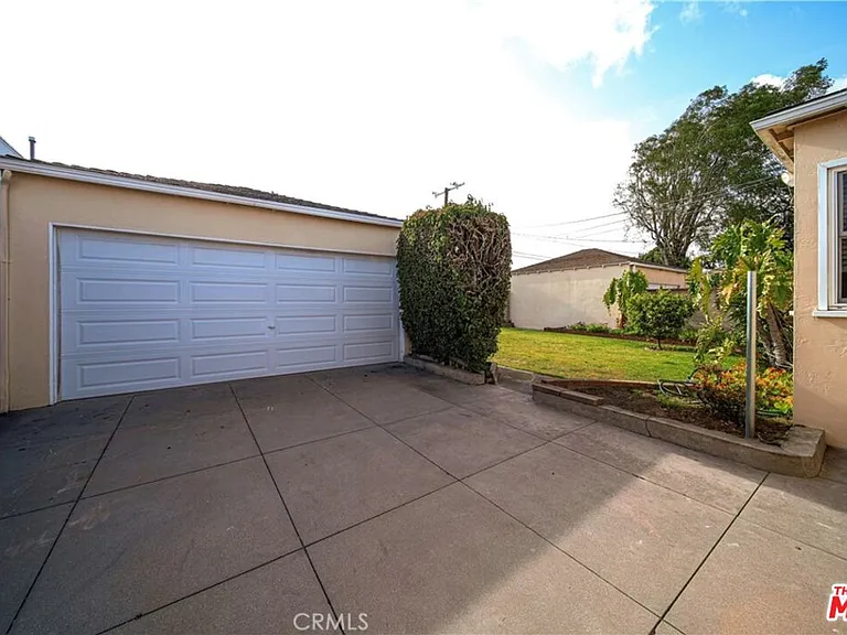 8029 Airlane Ave — Photo 10