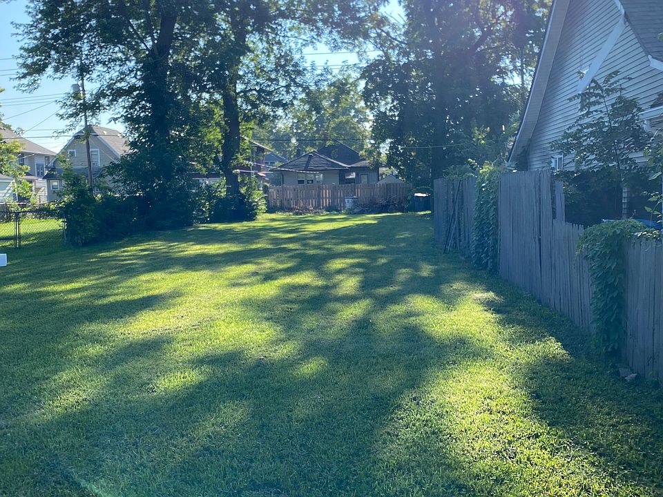 2nd image of 3923 Boulevard Pl